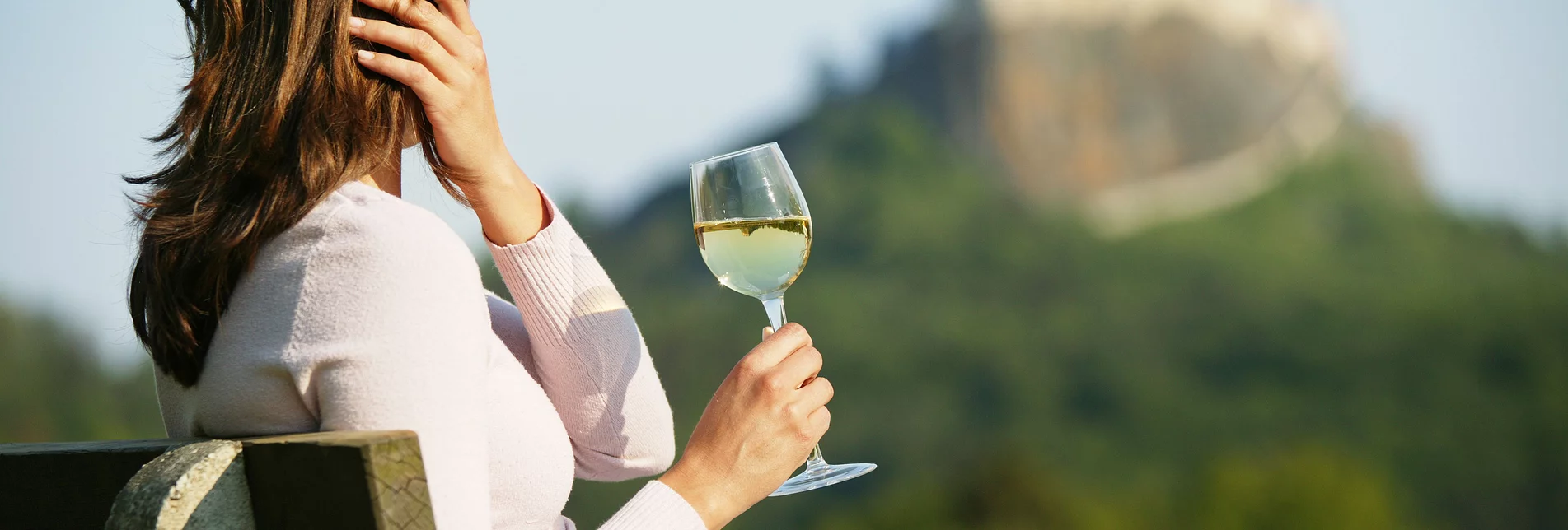 Enjoy the view with a glass of wine | © Thermen- & Vulkanland Steiermark | Harald Eisenberger