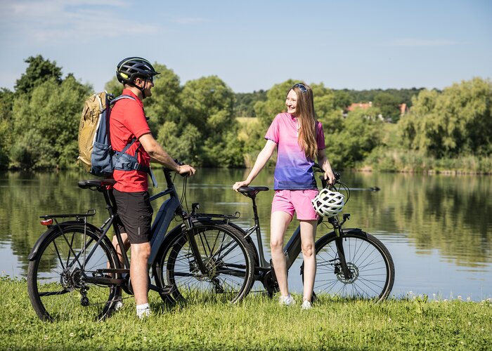 Pärchen macht Rast beim Fahrradfahren am Großharter Teich | © TV Oststeiermark | Velontour