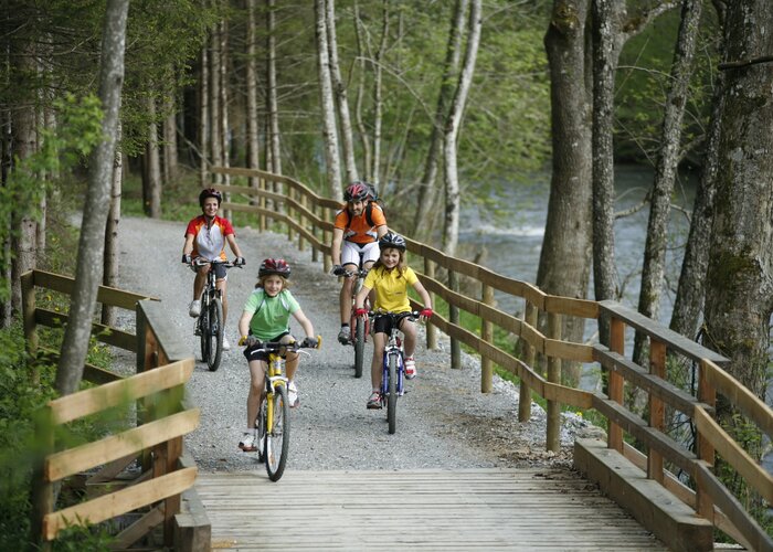 Cycling with the family in the Feistritzklamm gorge in Eastern Styria | © TV Oststeiermark | Maria Rauchenberger