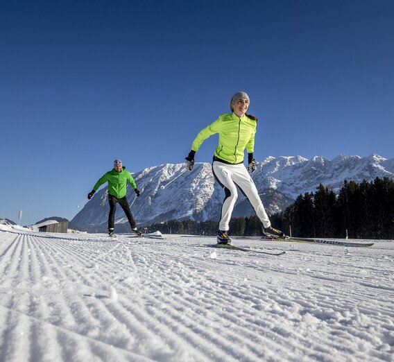 Cross-country skiing with view of the Grimming | © Steiermark Tourismus | Tom Lamm