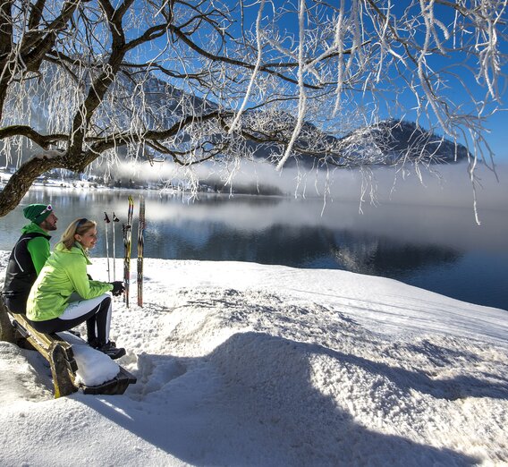Cross-country skiers having a rest at Grundlsee lake | © Steiermark Tourismus | Tom Lamm