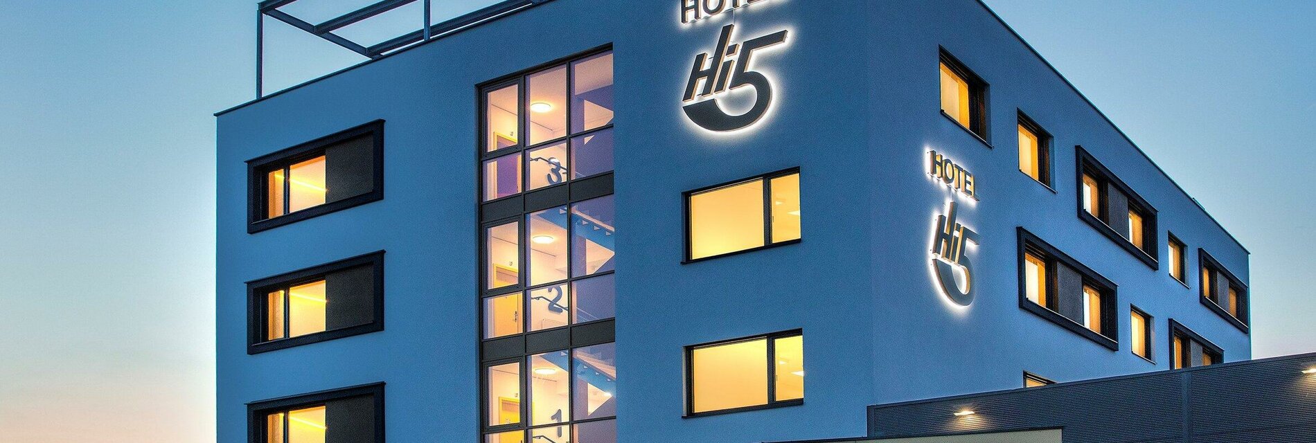 Hi5 Hotel in der Abenddämmerung