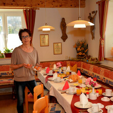Gastgeberin mit Frühstückstisch | © Haus Ingrid