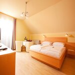 Photo of Waldbaden DZW, Double room, shower and bath, toilet, standard | © Karl Schrotter