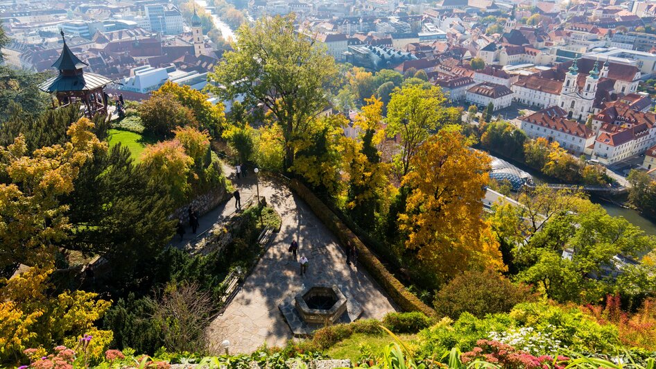 Blick vom Schlossberg auf die Grazer Altstadt im Herbst
