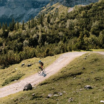 Bussi Baba Graveltour I Gesäuse | © Unsplash | Axel Brunst