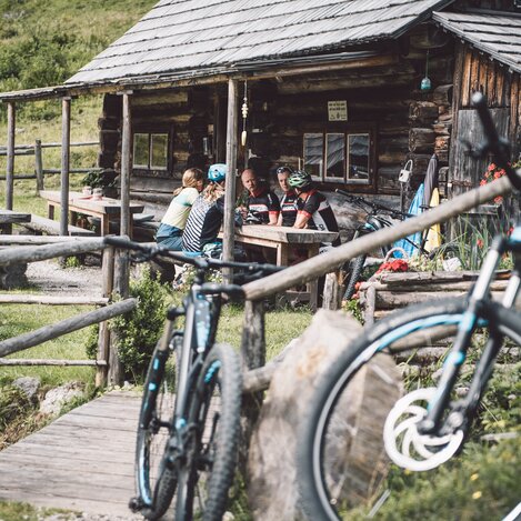 Biker Einkehr auf der Alm | © TV Gesäuse | Stefan Leitner