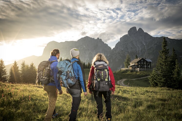 Mödlingerhütte mit Admonter Reichenstein im Hintergrund | © TV Gesäuse | Stefan Leitner