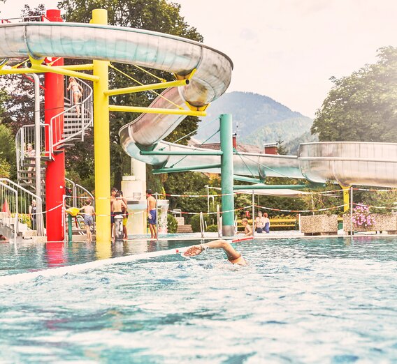 Alpenbad Liezen mit Rutschen und großem Schwimmbereich I Gesäuse | thmas sattler