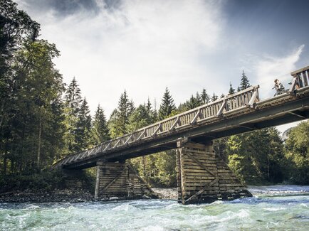 Der barrierefreie Johnsbachsteg beim Weidendom | © Stefan Leitner