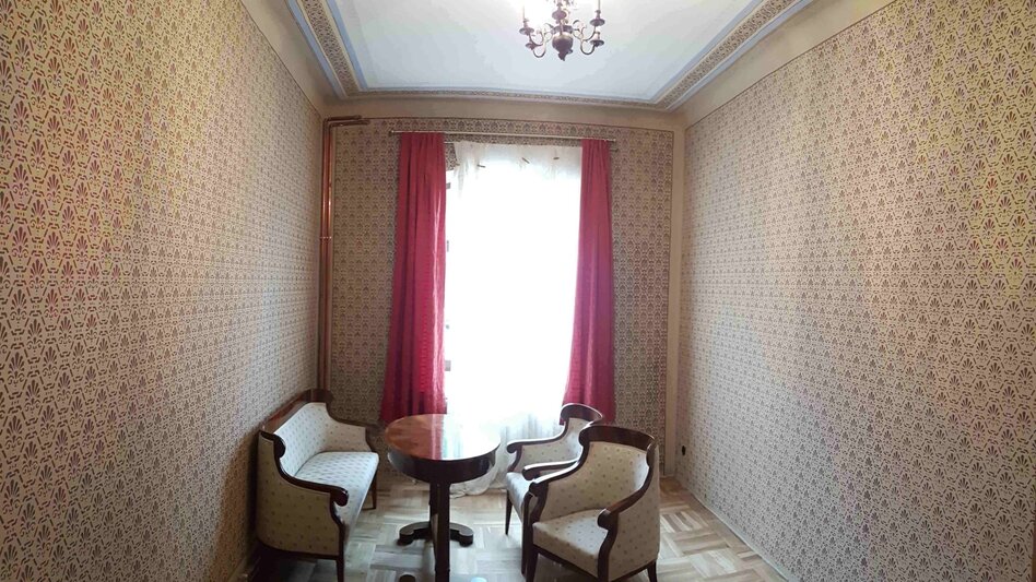 Salon mit Schablonen Malerei