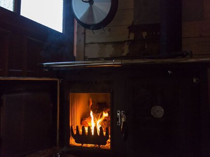 A log fire in the hunting lodge I Gesäuse