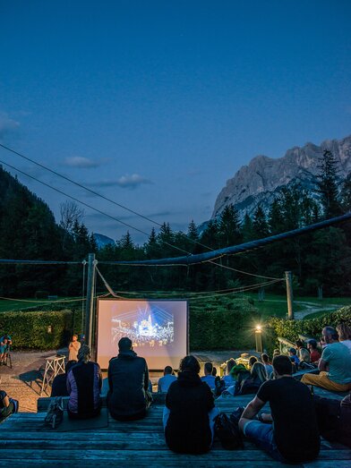 Kino im Weidendom unter dem Sternenhimmel | © Andreas Hollinger | Nationalpark Gesäuse