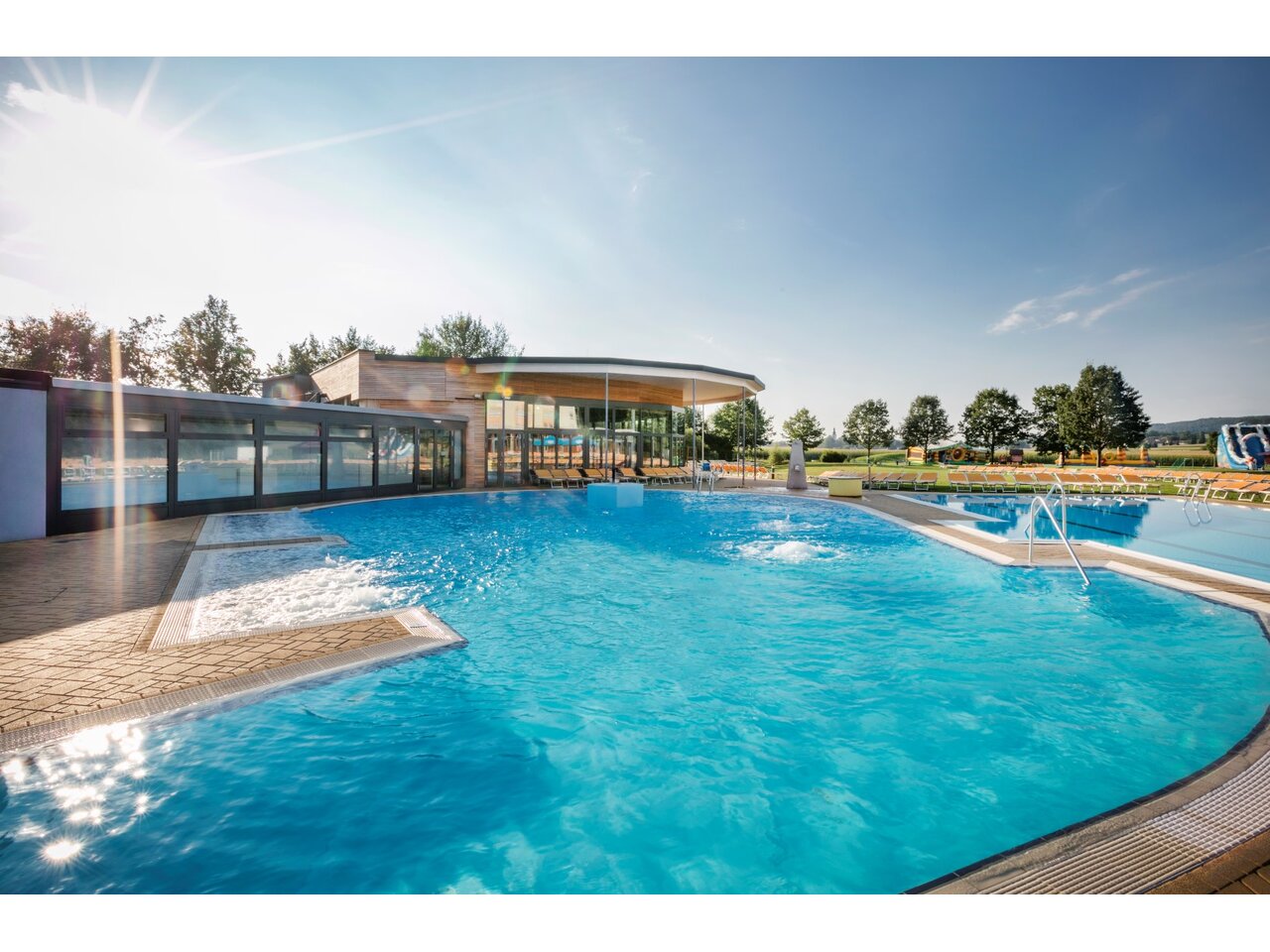 Außenbereich H2O Hotel-Therme-Resort Bad Waltersdorf Pool Landschaft Außenansicht