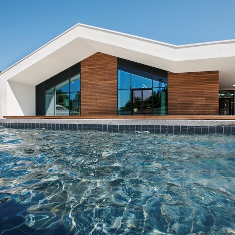 Stilvolle Architektur in der Heiltherme Bad Waltersdorf | © Heilthermen Resort Bad Waltersdorf | Harald Eisenberger