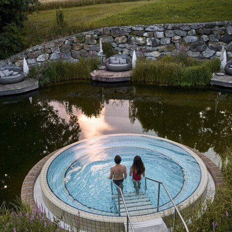 Gemeinsame Auszeit im wohltuenden Thermalwasser | © Heilthermen Resort Bad Waltersdorf