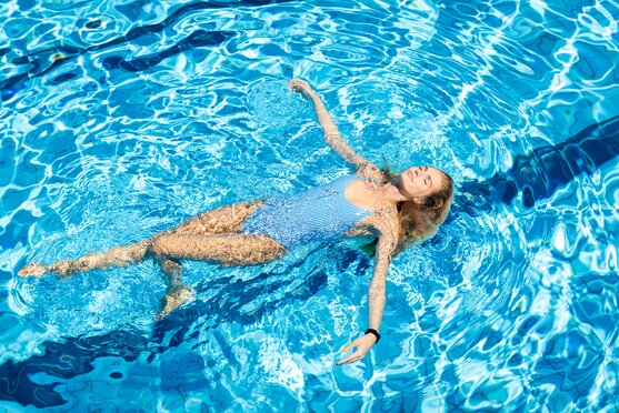 Frau liegt im Wasser in der Parktherme Bad Radkersburg im Thermen- & Vulkanland Steiermark