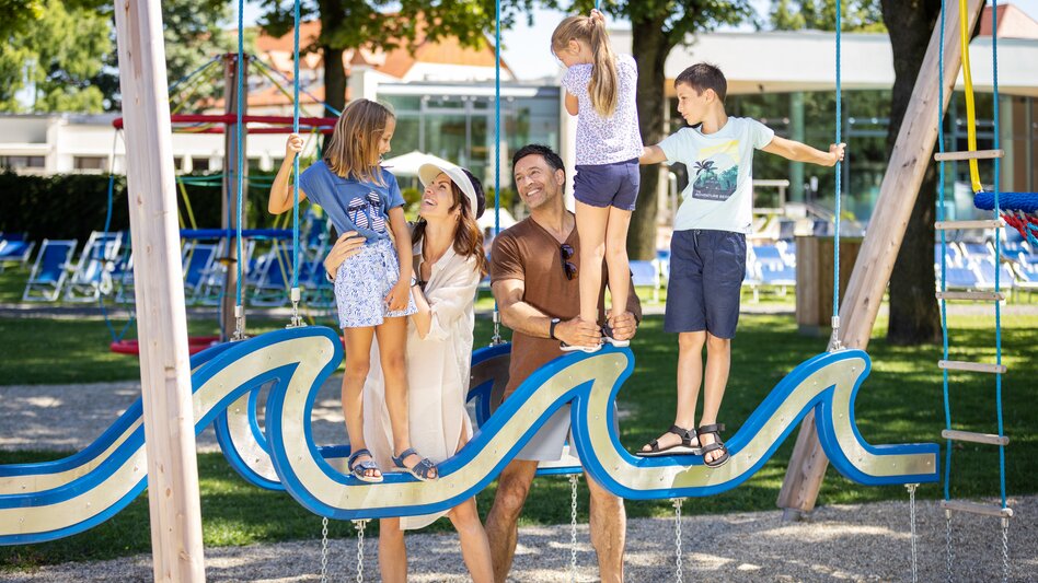 Kinder mit Eltern im Erlebnispark "Fluidum"