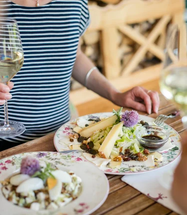 Buschenschank snack and wine | © Thermen- & Vulkanland | pixelmaker.at