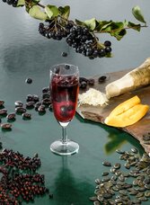Sparkling wine with black elderberry, horseradish, pumpkin, beetle beans and pumpkin seeds