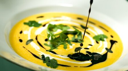 Kürbiscremesuppe verfeinert mit Kürbiskernöl | © Thermen- & Vulkanland | Robert Sommerauer I Pixelmaker
