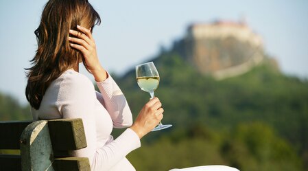 Mit einem Glas Wein die Aussicht genießen | © Thermen- & Vulkanland Steiermark | Harald Eisenberger