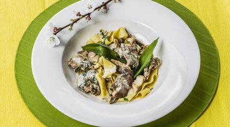 Wild garlic pork tenderloin with pasta  | © Thermen- & Vulkanland | Tom Lamm | pixelmaker.at