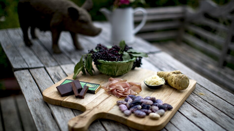 The culinary Thermen- & Vulkanland: Vulcano ham, Zotter chocolate, beetle beans, horseradish and elderberries | © Steiermark Tourismus | Tom Lamm