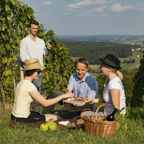 A picnic in the vineyard  | © Thermen- & Vulkanland | Werner Krug | Werner Krug