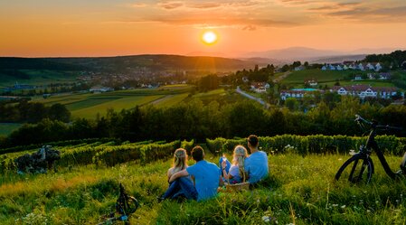 Picnic with view over Bad Waltersdorf | © Thermen- & Vulkanland | Mias Phootoart