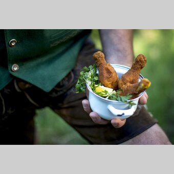 Deep fried chicken, a Styrian speciality | © Steiermark Tourismus | Tom Lamm