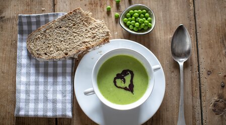 Erbsensuppe mit (Kernöl-) Herz | © STG | Tom Lamm