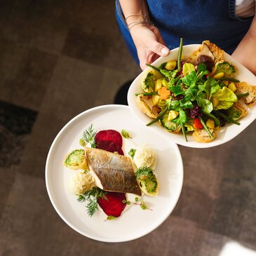 Zwei Teller mit köstlichen Speisen schön serviert im Restaurant Gusto im Hotel Kowald in Bad Loipersdorf
