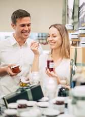 Pärchen verkostet Marmeladen und Chutneys bei Finks Delikatessen in der Südoststeiermark