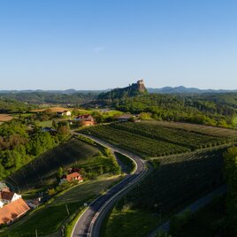 Blick über die Vulkanland Route 66 - Straße der Lebenslust bis zur Riegersburg im Thermen- & Vulkanland Steiermark
