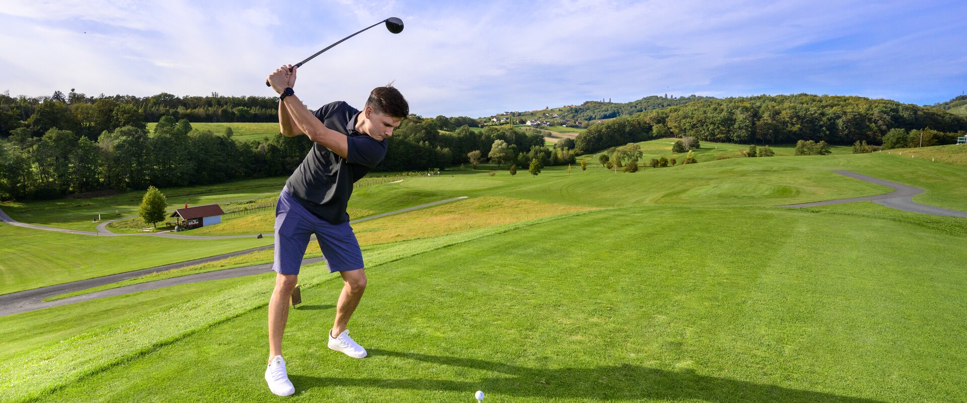 Abschlag beim GC Traminergolf Klöch | © Thermen- & Vulkanland | pixelmaker.at