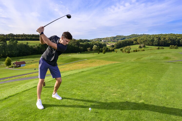 Abschlag beim GC Traminergolf Klöch | © Thermen- & Vulkanland | pixelmaker.at