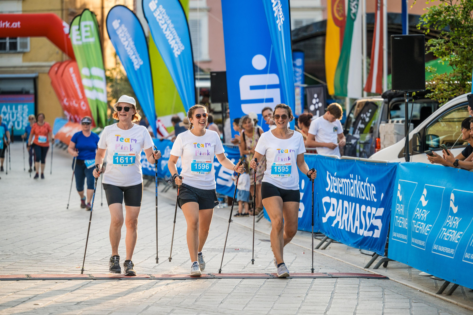 Nordic Walker beim Parktherme Wüstenlauf in Bad Radkersburg | © Hikimus