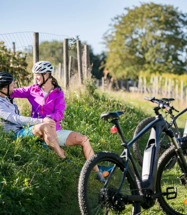 Biker break in the vineyards | © Thermen- & Vulkanland | Harald Eisenberger