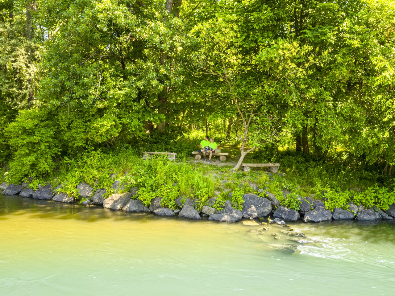 Fluss Wasser Pause Bank Pärchen Wald Lichtung Natur Landschaft Bewegung Wandern 
