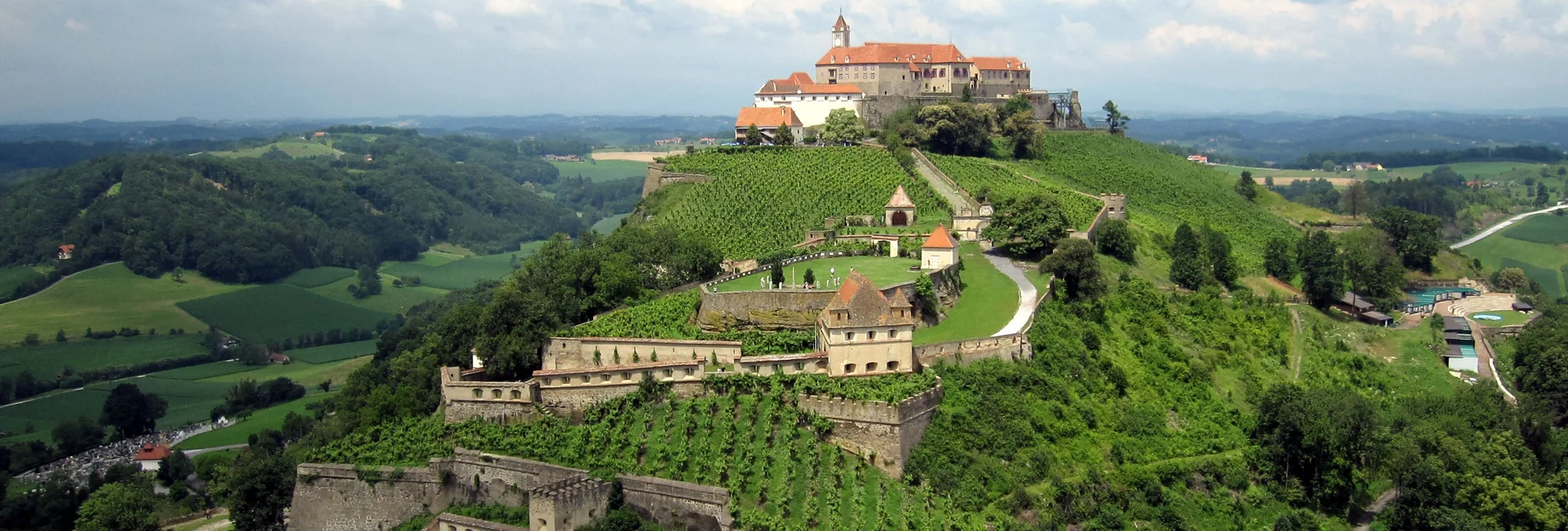 A view of the imposing Riegersburg Castle | © Thermen- & Vulkanland Steiermark | Harald Eisenberger