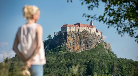 Enjoying the view of Riegersburg Castle | © Thermen- & Vulkanland Steiermark | Harald Eisenberger
