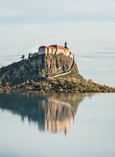 Die mächtige Riegersburg auf dem hohen Felsen über dem Ort Riegersburg im Thermen- & Vulkanland Steiermark