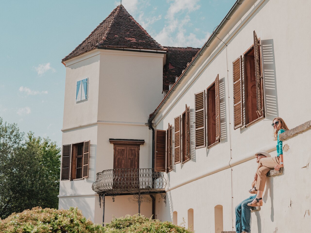 Schloss Kornberg im Thermen- & Vulkanland Steiermark mit historischen Mauern und offenstehenden Fensterläden – Ausflugsziel für Kultur, Geschichte und Architektur.