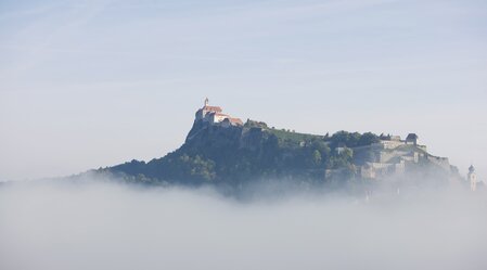 The Riegersburg in the mystical mist | © Thermen- & Vulkanland Steiermark | Color Solutions