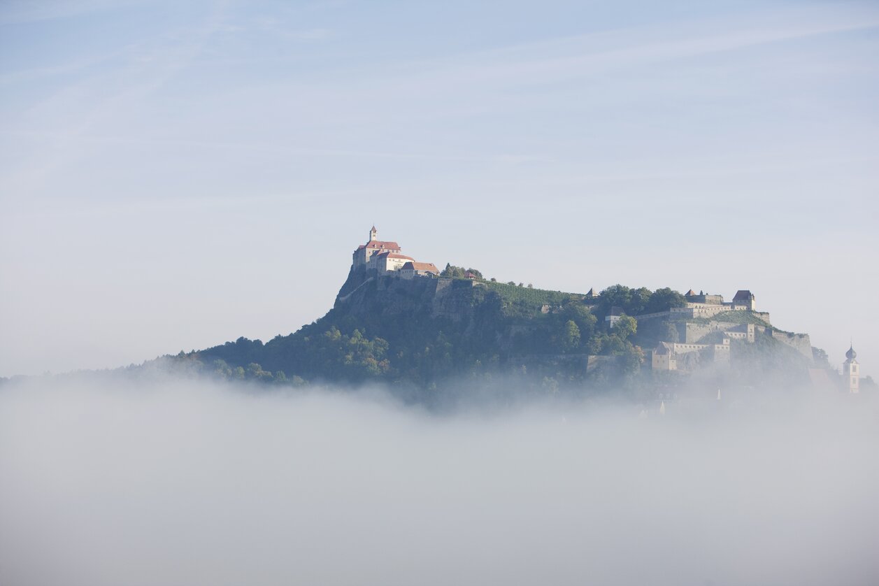 Die Riegersburg im mystischen Nebel | © Thermen- & Vulkanland | Color Solutions