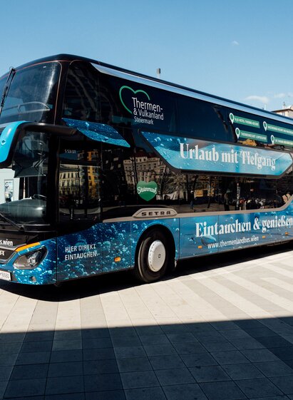 Doppeldeckerbus des Thermen- & Vulkanlands Steiermark am Bahnhof, modernes Verkehrsmittel für die Anreise in die Thermenregion zwischen Bad Waltersdorf und Bad Radkersburg.