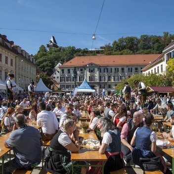 Aufsteirern am Karmeliterplatz in Graz | © Thermen- & Vulkanland | Christian Thomaser