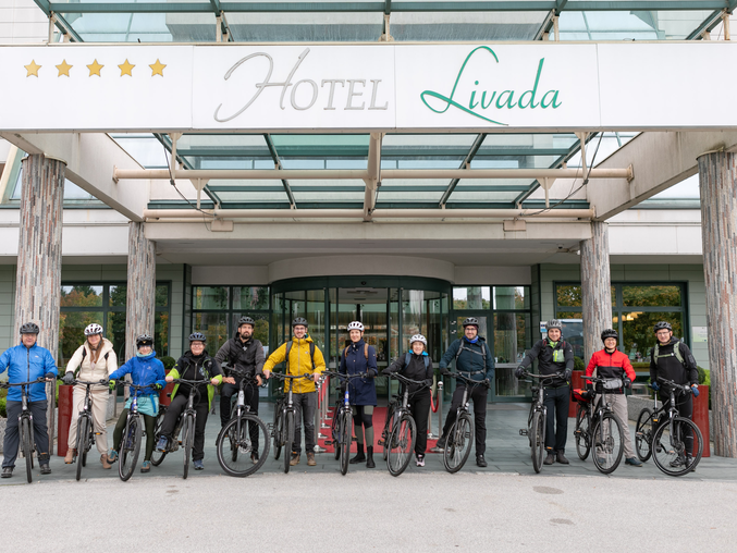 Radfahrer Gruppe vor Hotel Livada Eingang, Thermen- & Vulkanland Steiermark