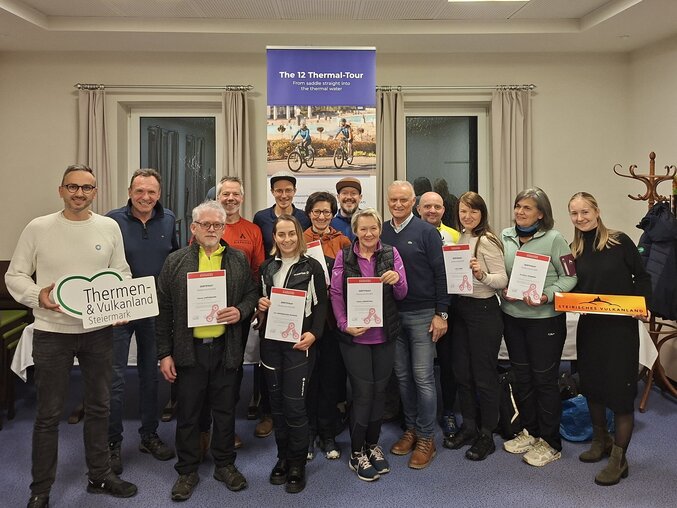 Gruppe mit Zertifikaten bei Radworkshop, Thermen- & Vulkanland Steiermark